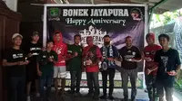 Bonek Jayapura menggelar acara tasyakuran ulang tahun Persebaya Surabaya di markas Bonek Jayapura di kawasan Abepura, Jayapura, Minggu (21/6/2020). (Bola.com/Aditya Wany)