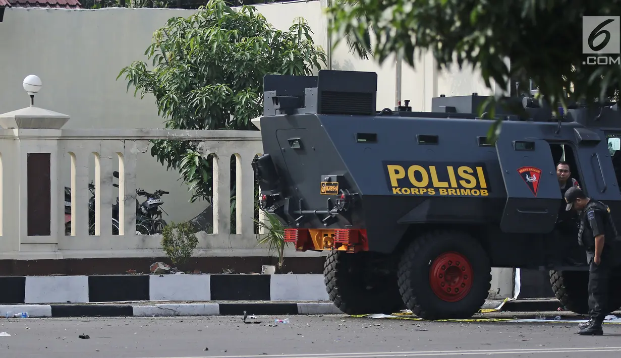 Mobil baracuda milik polisi terlihat di depan Rutan Cabang Salemba Mako Brimob seusai operasi penanggulangan di Depok, Kamis (10/5). Polri telah menghentikan operasi penanggulangan penyanderaan pada Kamis pukul 07.15. (Liputan6.com/Herman Zakharia)