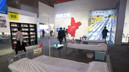 Sejumlah orang mengunjungi pameran perjuangan China melawan epidemi COVID-19 di Wuhan, Provinsi Hubei, China  (15/10/2020). Pameran yang berlangsung selama tiga bulan itu menghadirkan lebih dari 1.100 foto dan 1.000 benda pameran fisik, serta berbagai video dan cuplikan adegan. (Xinhua/Xiao Yijiu)