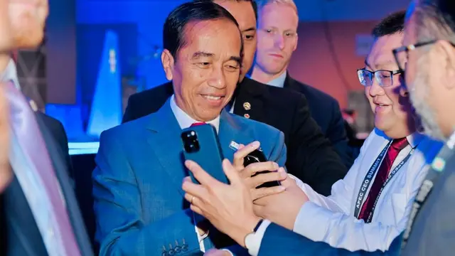 Presiden Joko Widodo (Jokowi) dikerubungi para CEO saat menghadiri APEC CEO Summit di San Francisco, Amerika Serikat.