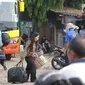 Calon penumpang menuju tempat tunggu bus di Terminal Bus Bayangan Lebak Bulus, Jakarta, Sabtu (9/6). Rata-rata calon pemudik akan berangkat menuju daerah disekitar Jawa Tengah dan Jawa Timur. (Liputan6.com/Helmi Fithriansyah)