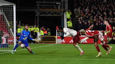 Aksi pemain Manchester United, Casemiro (kedua kiri) saat mencetak gol pada pertandingan sepak bola putaran kelima Piala FA Inggris melawan Nottingham Forest di City Ground, Nottingham, Inggris, Rabu, 28 Februari 2024. (AP Photo/Rui Vieira)