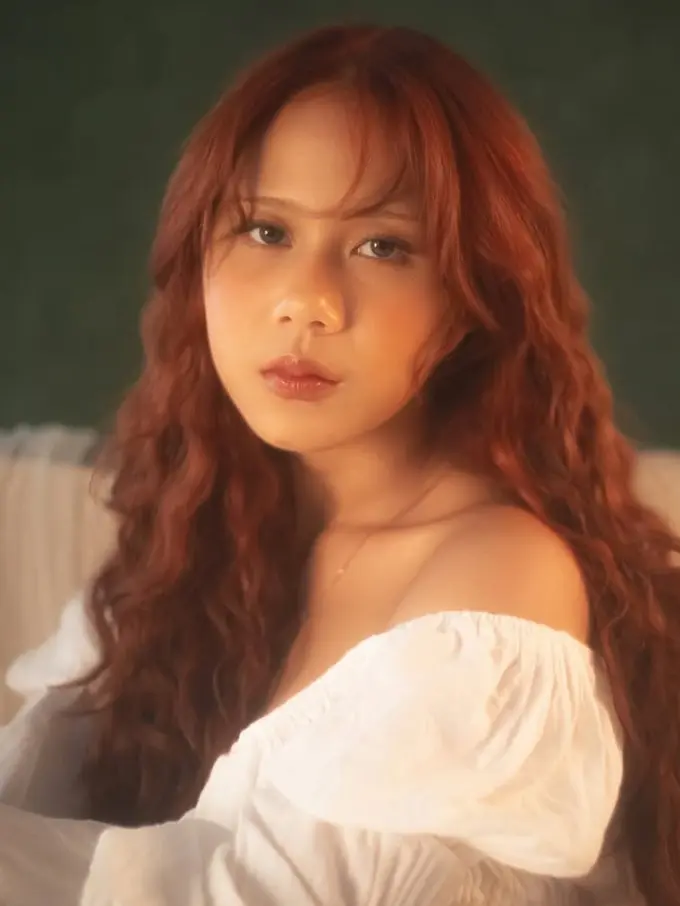 Pesona Nadin Amizah Dibalut Dress Vintage saat di Atas Panggung