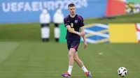 Pemain muda Timnas Inggris, Adam Wharton saat melakukan latihan menjelang Euro 2024 di Blankenhain, Thuringia, Rabu (12,/06/2024) waktu setempat. (AFP/Adrian Dennis)