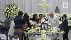 Keluarga saat upacara tutup peti jenazah selebgram Edelenyi Laura Anna di rumah duka Grand Heaven Pluit, Jakarta Utara, Kamis (16/12/2021). Laura Anna meninggal dunia pada 15 Desember 2021 di Eka Hospital, Cibubur, Jakarta. (Liputan6.com/Herman Zakharia)