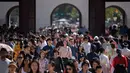 Wisatawan mengunjungi istana Gyeongbokgung pada hari terakhir liburan Chuseok di Seoul, Rabu (26/9). Biasanya, masyarakat Korea akan menggunakan momen ini untuk berkumpul dengan para keluarga. (AFP PHOTO / Ed JONES)