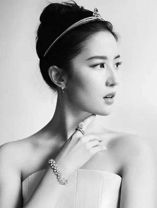 Berkat aktingnya yang luar biasa, Liu Yifei memenangkan penghargaan Best Actress, 5Th Macau International Movie Festival pada tahun 2013. (Liputan6.com/IG/yifei_cc