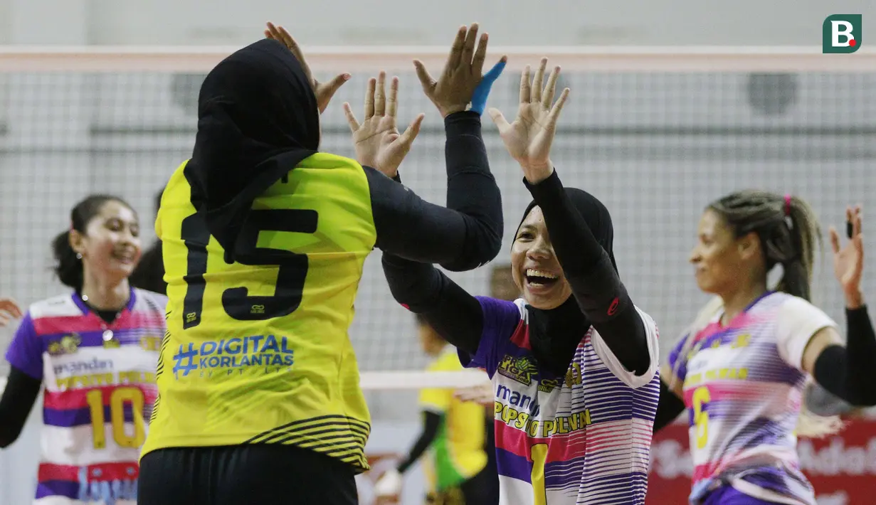 Pemain Jakarta Mandiri Popsipo Polwan, Fajriahni Ema Herawati (kanan) melakukan selebrasi saat melawan Gresik Petrokimia Pupuk Indonesia pada laga PLN Mobile Proliga 2022 di Padepokan Voli Jenderal Polisi Kunarto, Sentul, Jumat (28/1/ 2022). (Bola.com/M Iqbal Ichsan)
