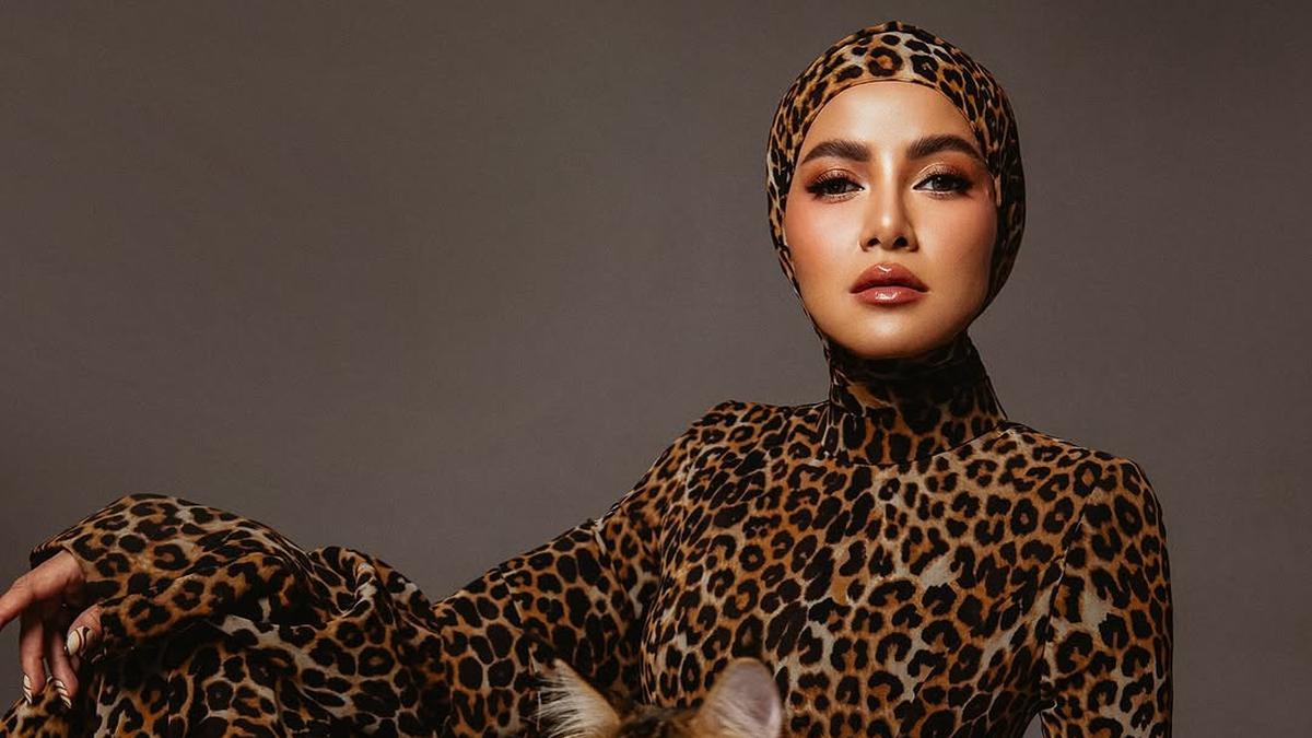 6 Gaya Estetik Olla Ramlan Jadi Mama Cat Padukan Hijab dengan Busana Animal Print