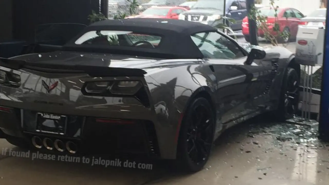 Tidak Ahli Nyetir, Sales Bikin Chevrolet Corvette Nabrak Showroom