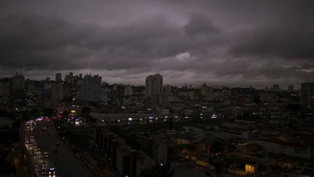 Langit kota Sao Paulo menghitam akibat kebakaran hutan hujan Amazon di Brasil (AP Photo)