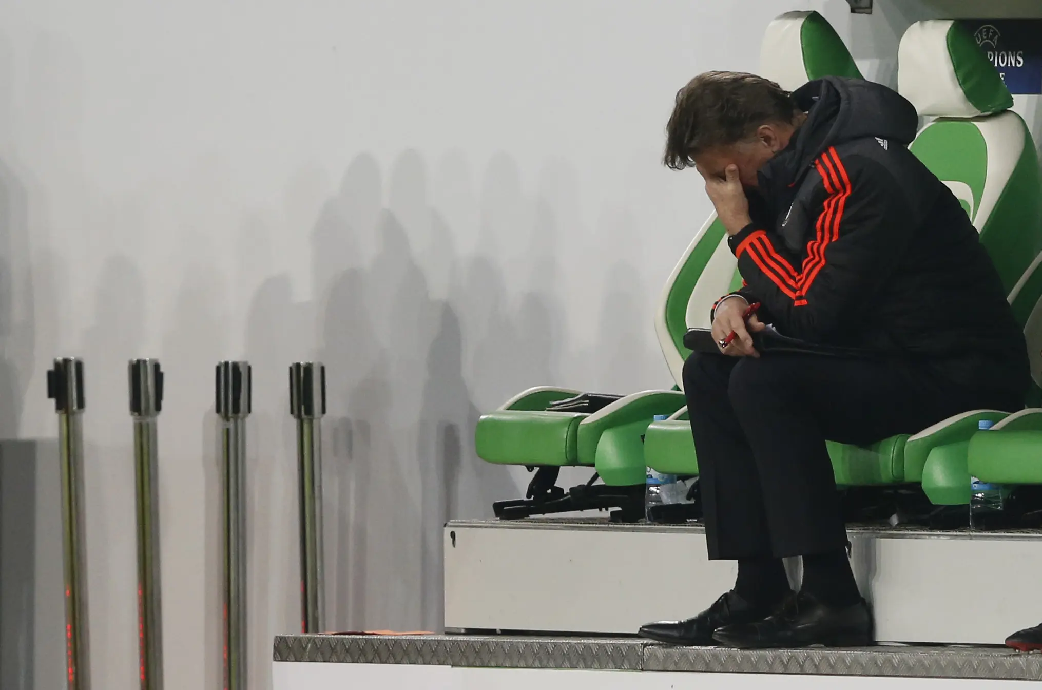 Louis van Gaal gagal membawa MU lolos fase grup Liga Champions 2015/2016. (Reuters/Carl Recine)