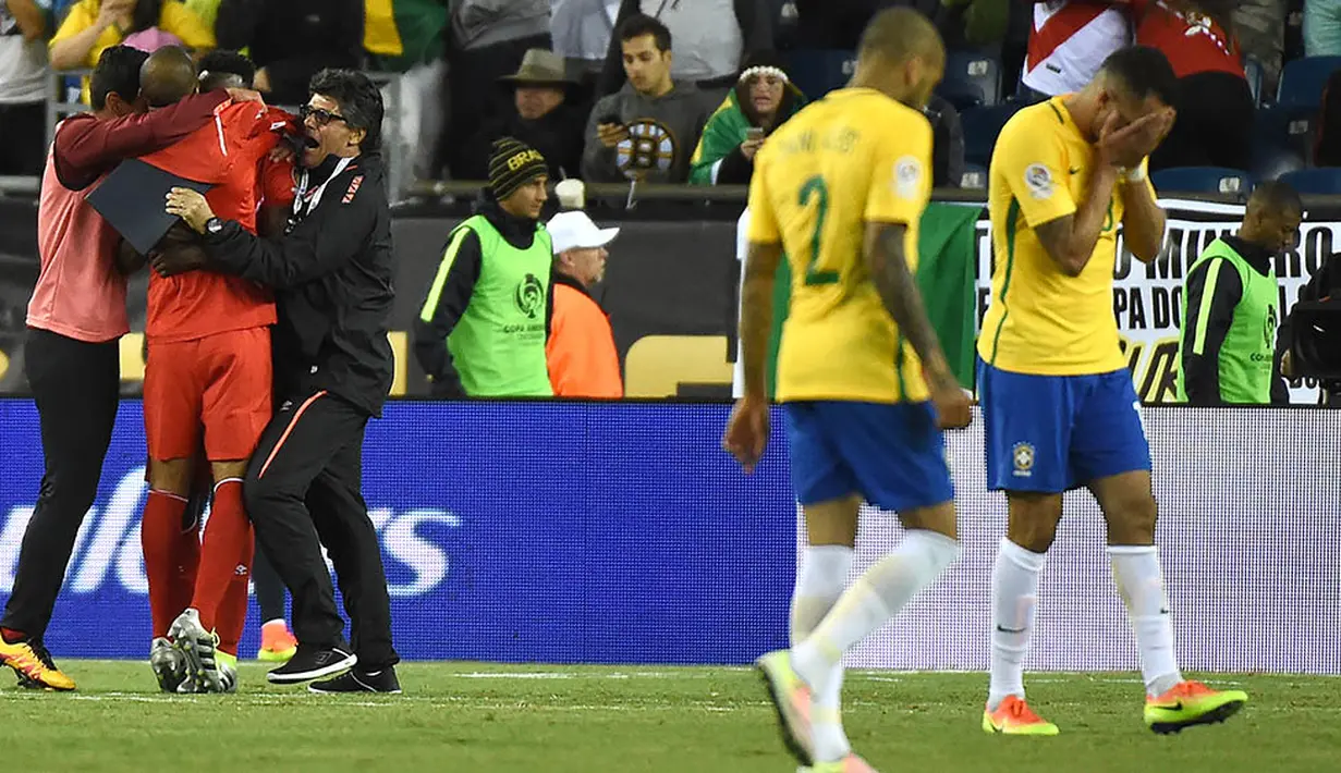 Para pemain Brasil kecewa akibat kalah dari Peru pada laga Grup B Copa Amerika Centenario di Gillette Stadium, Foxborough, Minggu (12/6/2016) atau Senin pagi WIB. Akibat kekalahan ini Brasil gagal ke perempat final. (AFP/Timothy A. Clary)