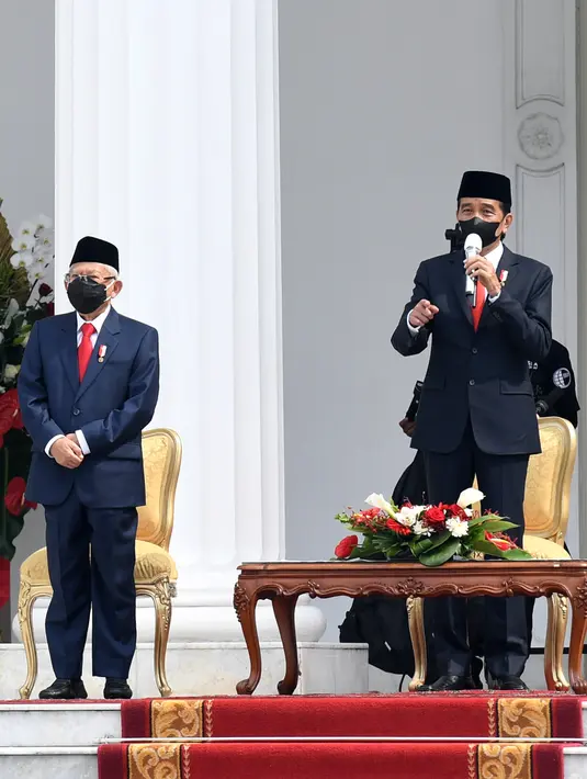 Presiden Joko Widodo atau Jokowi (kanan) didampingi Wakil Presiden Ma'ruf Amin menyampaikan pidato saat menjadi inspektur upacara HUT ke-76 TNI di halaman Istana Merdeka, Jakarta, Selasa (5/10/2021). (Foto: Istana Kepresidenan)