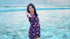 Shania Gracia merupakan member JKT48 dari generasi ketiga. Parasnya yang cantik serta jiwa leadershipnya, membuat Gracia menjadi salah satu orang berpengaruh di JKT48 New Era. Hobinya foto-foto, sering membuat Gracia mengabadikan berbagai momen seperti saat berlibur di pantai (Liputan6.com/IG/@jkt48gracia)