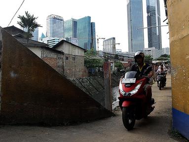Pengendara sepeda motor melintasi jalur alternatif di belakang Kompleks Patra Jasa, Jakarta Selatan, Rabu (1/3/2023). (Liputan6.com/Johan Tallo)