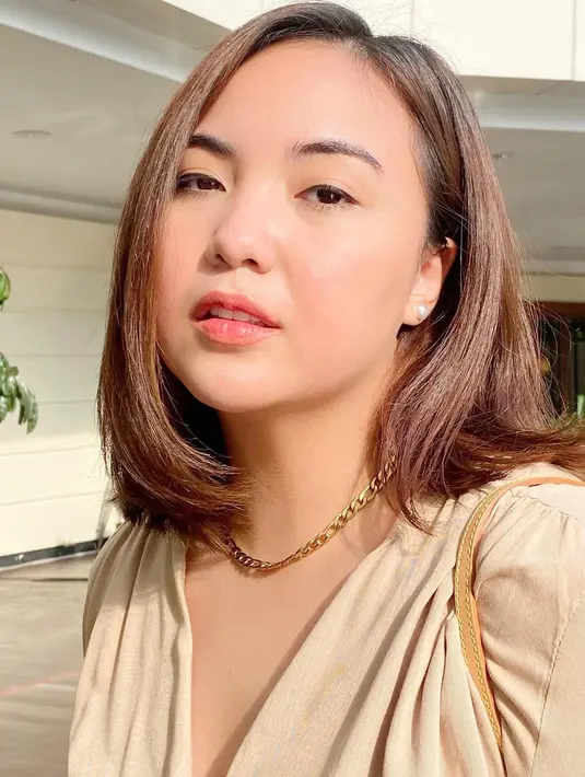 Untuk riasan sehari-hari, Angelica terlihat memilih riasan yang sederhana, menampilkan healthy glow skin miliknya. Untuk membuat area mata tampak lebih hidup, penggunaan eyeliner menjadi kunci.