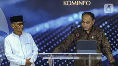 Menteri Komunikasi dan Informatika, Budi Arie Setiadi (kanan) bersama Ketua Majelis Ulama Indonesia (MUI) Anwar Iskandar sesaat sebelum memberikan keterangan terkait upaya pemberantasan judi online di Gedung Kemenkominfo, Jakarta, Kamis (25/7/2024). (Liputan6.com/Angga Yuniar)