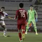 Bek Timnas Indonesia U-22, Andy Setyo, berebut bola dengan striker Vietnam U-22, Ha Duc Chinh, pada laga SEA Games 2019 di Stadion Rizal Memorial, Manila, Minggu (1/12). Indonesia kalah 1-2 dari Vietnam. (Bola.com/M Iqbal Ichsan)