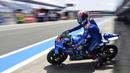 Alex Rins melakukan debut balapnya bersama Suzuki di ajang balap MotoGP sejak tahun 2017. Kala itu, ia bergabung untuk menggantikan peran Maverick Vinales yang hengkang ke Yamaha. Sejauh ini,  Rins sukses meraup tiga kemenangan dan 15 kali naik podium bersama Suzuki. (AFP/Javier Soriano)