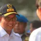 Gubernur DKI Anies Baswedan menghadiri Gebyar Gerebek Kebersihan di sepanjang Jalan Sudirman-Thamrin, Rabu (18/7). Gerebek ini aktivitas bersih-bersih dan pengecatan trotoar sepanjang jalan protokol guna memperindah Ibu Kota. (Merdeka.comImam Buhori)