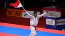 Karateka Indonesia, Rifki Ardiansyah Arrosyiid mengibarkan bendera Merah Putih setelah mengalahkan Amir Mahdi Zadeh asal Iran dalam final karate putra 60kg Asian Games 2018 di Jakarta, Sabtu (25/8). (ANTARA FOTO/INASGOC/Yudhi Ginanjar/Sup/18)