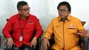 Ketua Umum DPP Hanura Oesman Sapta Odang (kanan) bersama Sekjen DPP PDI Perjuangan Hasto Kristiyanto memberikan keterangan pers usai menggelar pertemuan di Jakarta, Selasa (7/3). (Liputan6.com/Johan Tallo)
