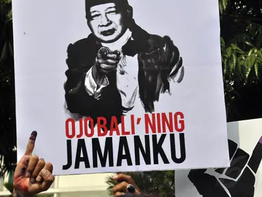 Poster bergambar mantan Presiden Soeharto dengan tulisan "Ojo Bali' Ning Jamanku" di aksi tolak UU Pilkada, Jakarta, (12/10/14). (Liputan6.com/Miftahul Hayat) 