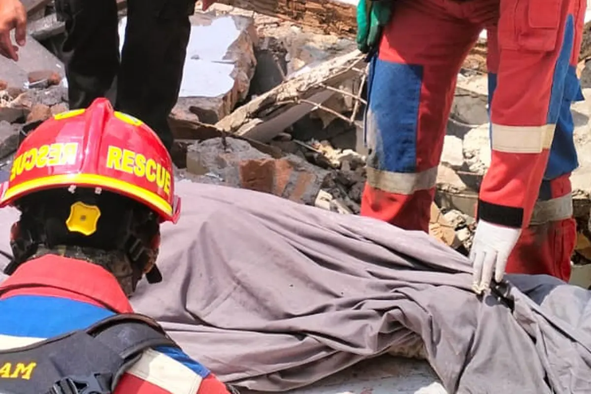 Petugas Gulkarmat Jakarta Timur saat mengevakuasi korban bangunan roboh di Kramat Jati, Jakarta Timur.