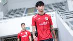 Luke Xavier Keet memasuki lapangan saat latihan perdana Timnas Indonesia U-22 untuk SEA Games 2025 di Stadion Madya, Senayan, Jakarta, Selasa (11/11/2025). (Bola.com/Bagaskara Lazuardi)