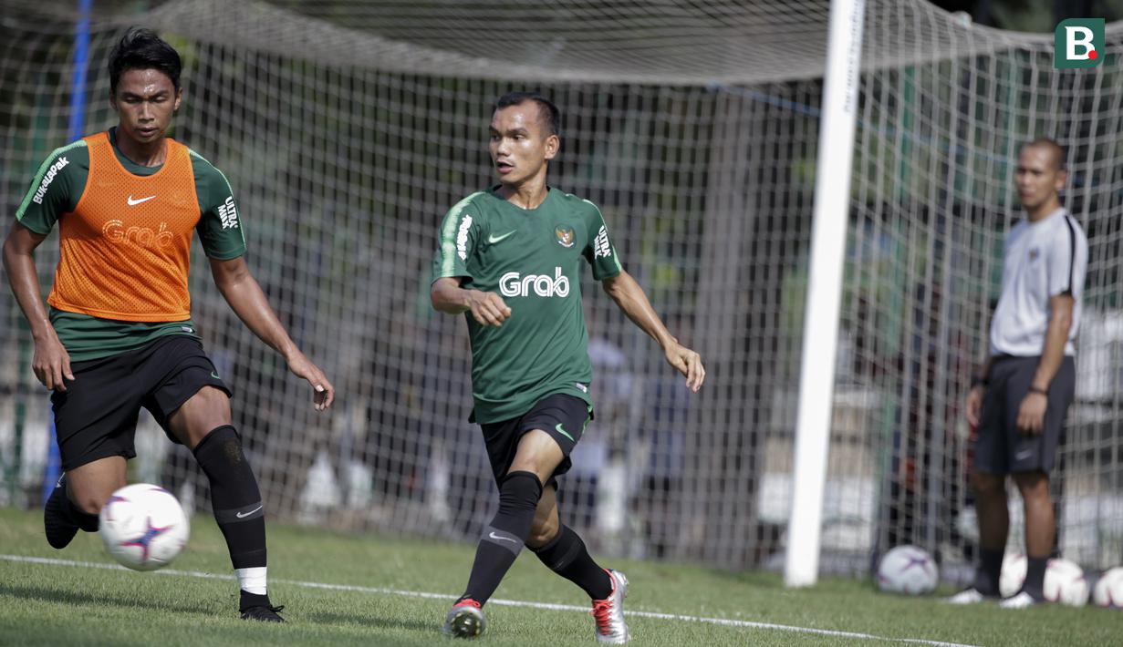 Pemain Timnas Indonesia, Riko Simanjuntak, mengirim umpan saat latihan di Lapangan ABC Senayan, Jakarta, Selasa (20/11). Latihan ini persiapan jelang laga Piala AFF 2018 melawan Filipina. (Bola.com/Vitalis Yogi Trisna)