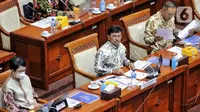 Menkominfo Johnny G. Plate (tengah) saat mengikuti rapat kerja dengan Komisi I DPR terkait evaluasi pelaksanaan Analog Switch Off (ASO) di Kompleks Parlemen Senayan, Jakarta, Rabu (23/11/2022). Dalam rapat tersebut Johnny G. Plate menyampaikan bahwa sebanyak 77 lembaga penyiaran telah bersiaran seluruhnya secara digital dan 503 lembaga penyiaran bersiaran secara analog dan digital. (Liputan6.com/Angga Yuniar)