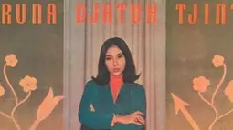 Popularitasnya pun meroket, sering menghiasi sampul-sampul majalah kenamaan. Banyak yang mengatakan bahwa kecantikan Titiek Puspa di masa muda tak lekang oleh waktu, bahkan disebut-sebut mirip dengan penyanyi muda berbakat, Isyana Sarasvati. (Liputan6.com/IG/@titiekpuspa_official)
