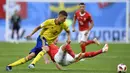 Bek Swedia, Mikael Lustig, berusaha mengontrol bola saat melawan Swiss pada babak 16 besar Piala Dunia di Stadion St Petersburg, St Petersburg, Selasa (3/7/2018). Swedia menang 1-0 atas Swiss. (AP/Martin Meissner)