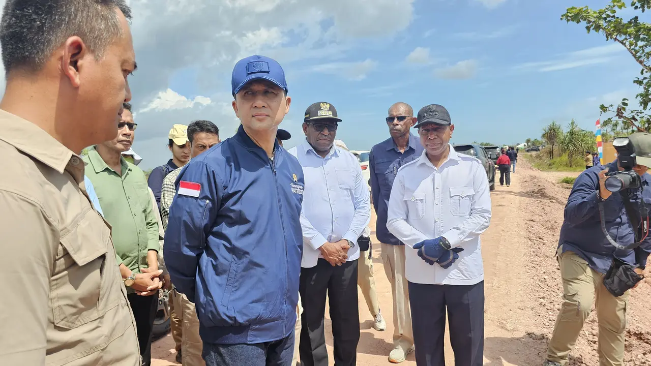 Menteri Transmigrasi Muhammad Iftitah Sulaiman Suryanagara meninjau lokasi pembangunan dan mess Kampus Patriot di kawasan Transmigrasi Salor, Merauke, Papua Selatan.