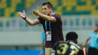 Osmar Loss memberikan isntruksi kepada para pemain Dewa United saat menjamu Persija Jakarta dalam laga pekan kedelapan BRI Super League 2026/2027 di Banten International Stadium, Serang, Sabtu (31/10/2026). (Dok. Dewa United)