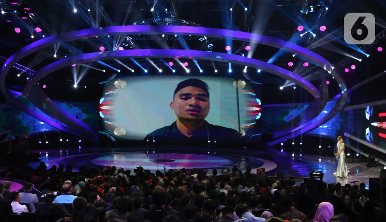 Pemain PSM Makassar, Asnawi Mangkualam memberi pernyataan melalui rekaman usai terpilih sebagai Favorite Young Footballer 2019 pada Indonesian Soccer Award 2019 di Studio 6 Indosiar, Jakarta, Jumat (10/1/2020). 16 penghargaan diberikan pada acara ini. (Liputan6.com/Helmi Fithriansyah)