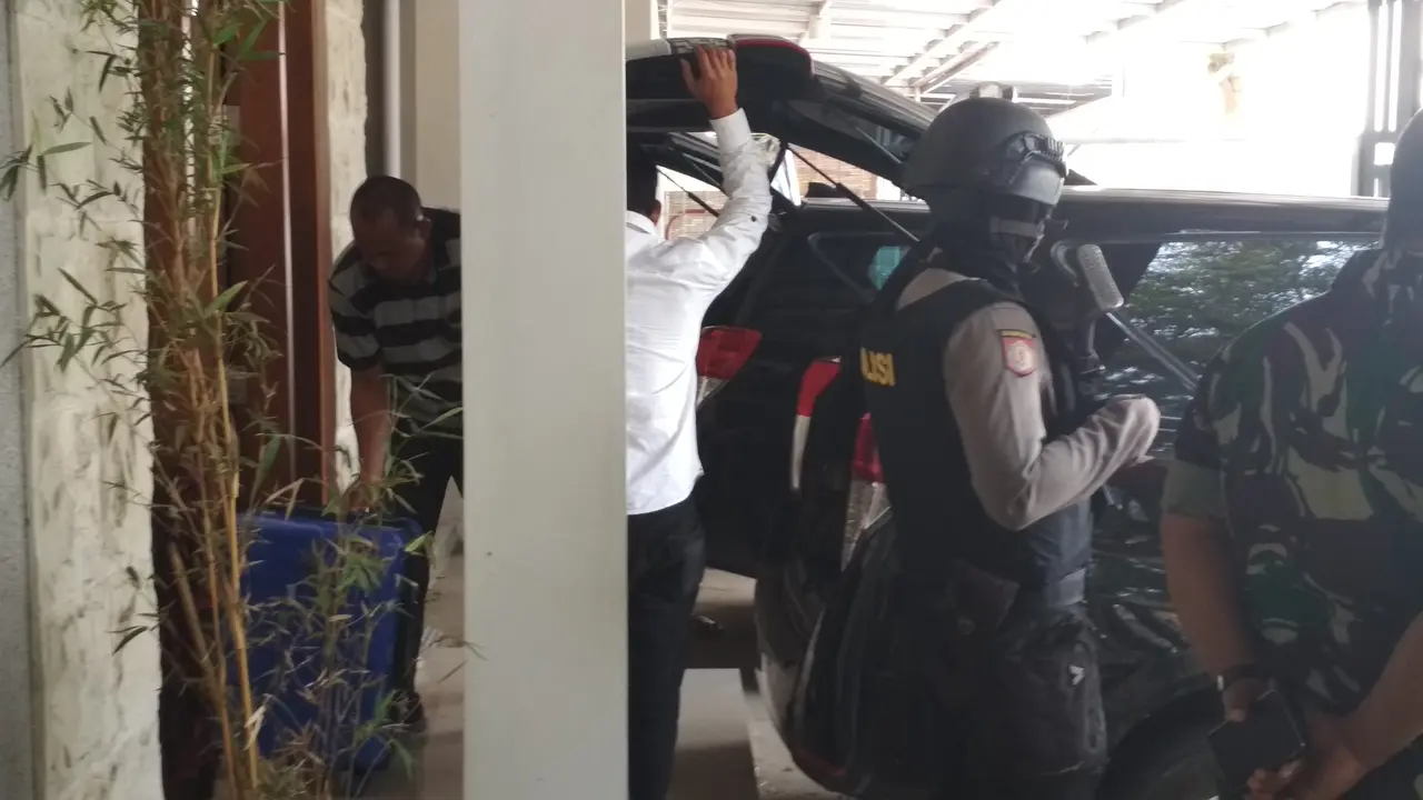 KPK geledah rumah ajudan Bupati Cirebon. (Liputan6.com/Panji Prayitno)