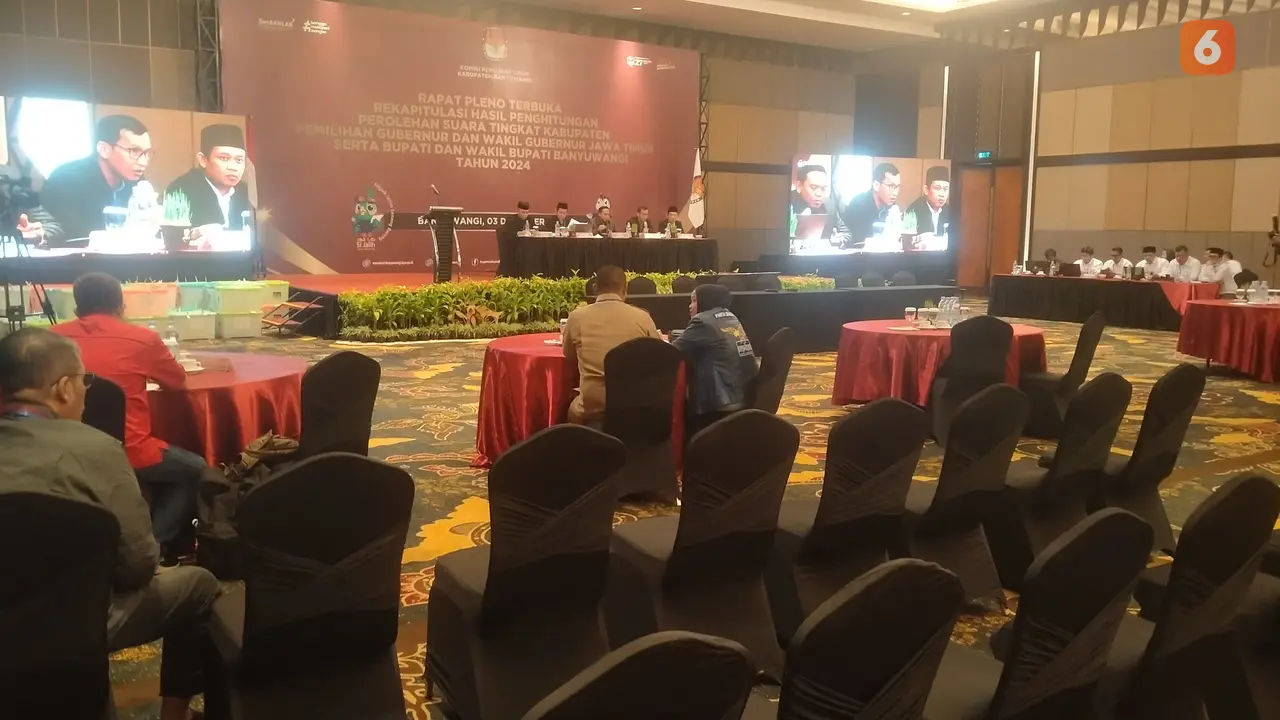 Proses rekapitulasi suara tingkat Kabupaten Pilkada Serentak 2024 di hotel El royal Banyuwangi (Hermawan Arifianto/Liputan6.com)