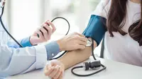 Ilustrasi periksa tekanan darah. (Shutterstock)