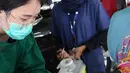 Lansia menerima suntikan vaksin COVID-19 secara drive thru di Rumah Sakit Universitas Indonesia, Depok, Jawa Barat, Senin (5/4/2021). Dengan adanyanlayanan sentra vaksin tersebut diharapkan dapat membantu pemerintah untuk menyelesaikan target bagi kalangan lansia. (Liputan6.com/Angga Yuniar)