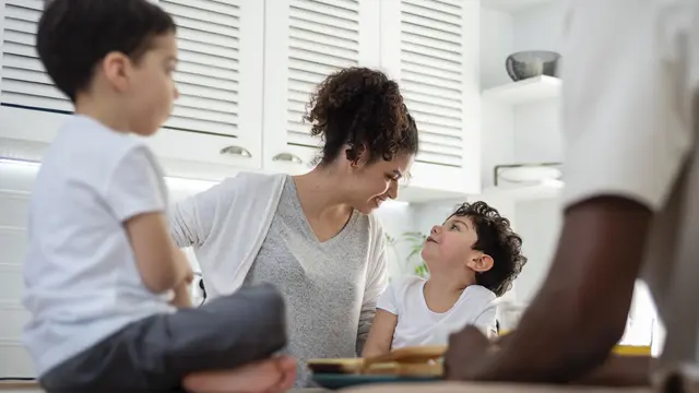 Mengajak anak berdiskusi tentang berbagai topik juga memberi mereka wawasan tentang perbedaan yang ada di dunia.