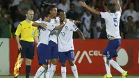 Hat-trick - Cristiano Ronaldo menciptakan tiga gol ke gawang Armenia. (REUTERS/David Mdzinarishvili)