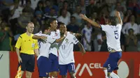 Hat-trick - Cristiano Ronaldo menciptakan tiga gol ke gawang Armenia. (REUTERS/David Mdzinarishvili)