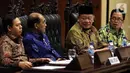 Ketua DPD La Nyalla Mahmud Mattalitti ( kanan) bersama wakil ketua DPD Nono Sampono (tengah) Sultan Bachtiar Najamudi (kiri) dan Mahyudin (kanan) saat memimpin jalannya rapat paripurna di gedung Nusantara V, kompleks MPR/DPR, Senayan, Jakarta, Rabu (2/10/2019). (Liputan6.com/Johan Tallo)