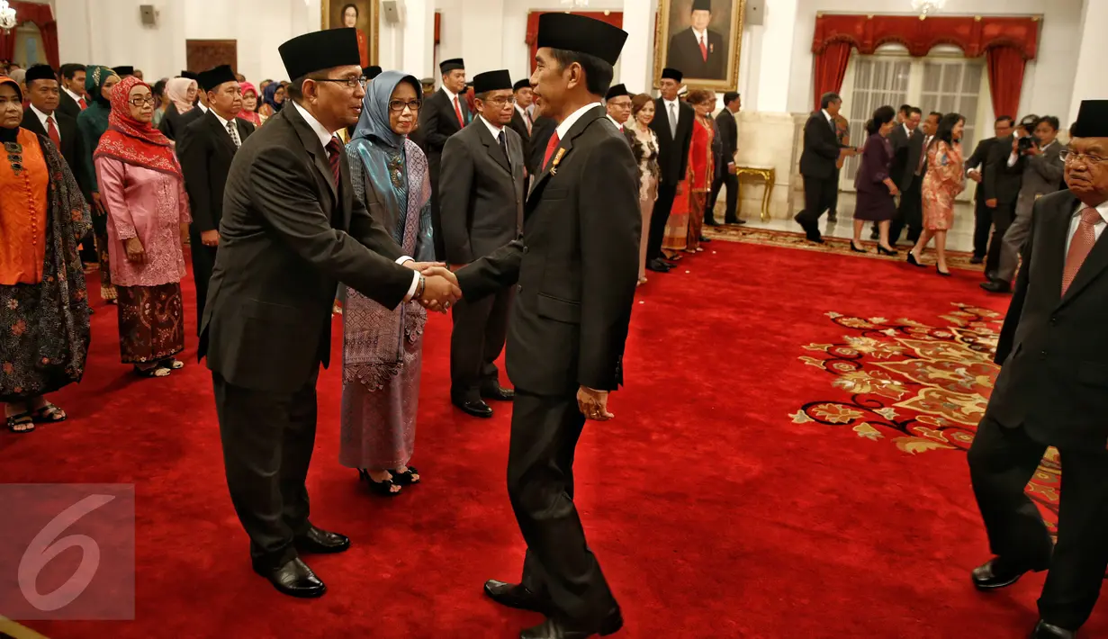 Presiden Jokowi memberikan ucapan selamat kepada Ketua Dewan Pengawas, Chairul Radjab Nasution seusai pelantikan Dewan Pengawas dan Direksi BPJS Ketenagakerjaan dan Kesehatan di Istana Negara, Jakarta, Selasa (23/2). (Liputan6.com/Faizal Fanani)