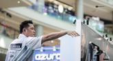 Tirta Suparjo kembali keluar sebagai juara dalam ajang Darts National Competition 2025, Minggu (23/11/2025). Ia sukses mempertahankan titelnya dalam laga final kategori steel tip yang berlangsung di PIK Avenue, Jakarta. (Bola.com/Bagaskara Lazuardi)