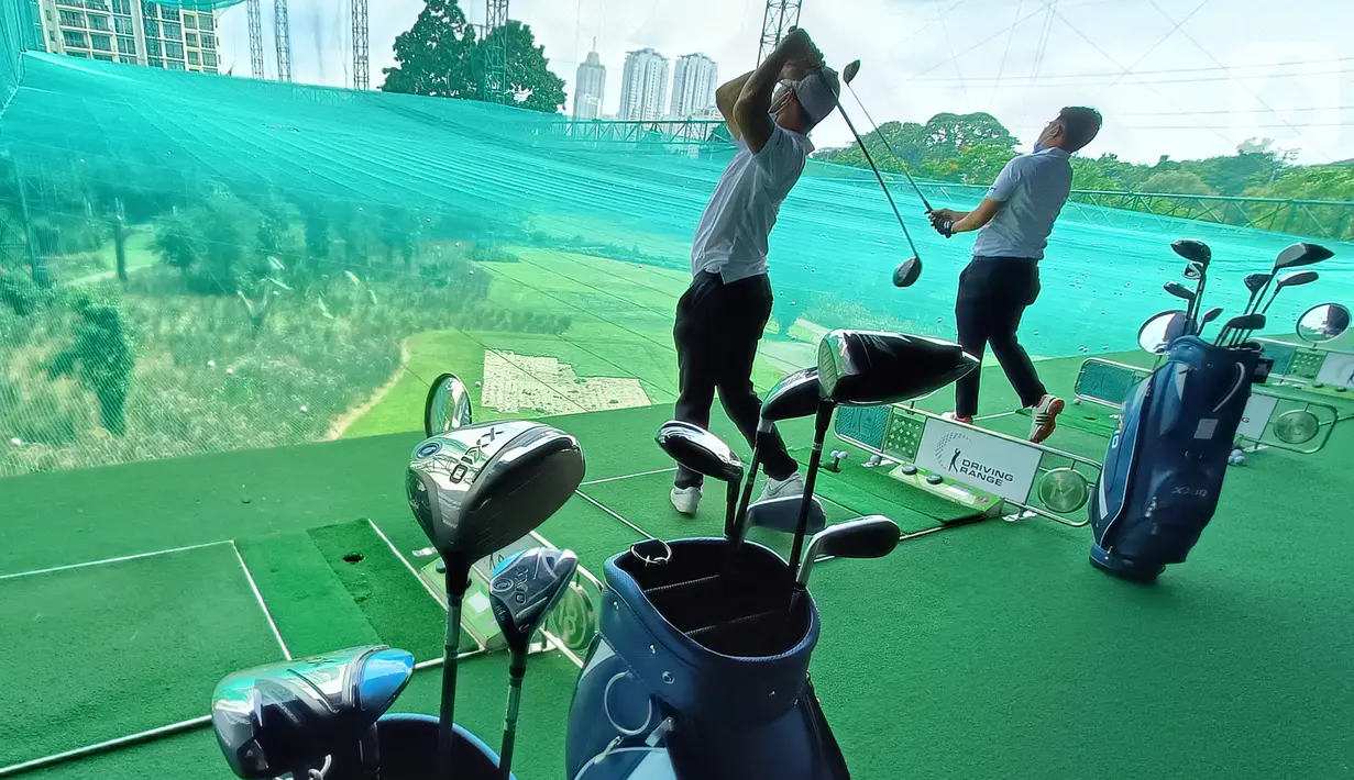 Pegolf memukul bola di sela-sela peluncuran stick golf XXIO 12 dan XXIO 12 Ladies di Senayan Golf Club, Jakarta (24/03/2022). Teknologi XXIO 12 adalah ActivWing, yang memberikan kestabilan clubhead dan membantu menyesuaikan sudut permukaan saat benturan. (Liputan6.com/Fery Pradolo)