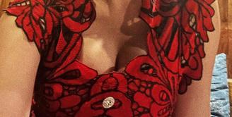 Amanda Manopo memakai blouse brokad merah dengan mawar merekah (IG: @amandamanopo)