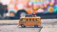 Ilustrasi miniatur bus yang menggambarkan perjalanan liburan ke tempat wisata, salah satunya Bandung. Credits: pexels.com by Nubia Navarro (nubikini)